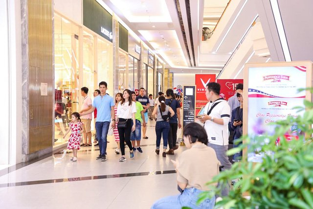 Ngay sau dịch, người dân đã tấp nập tới các cửa hàng, TTTM để mua sắm.