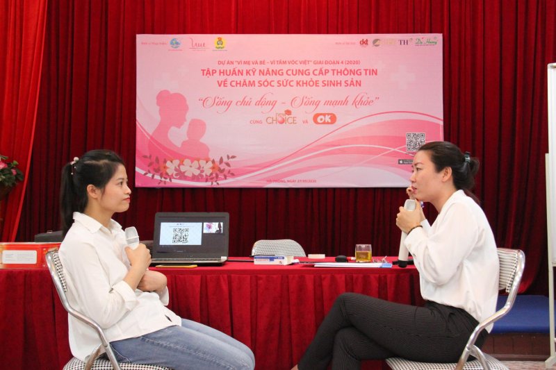 Các cán bộ thực hành kỹ năng cung cấp thông tin ngay tại buổi tập huấn