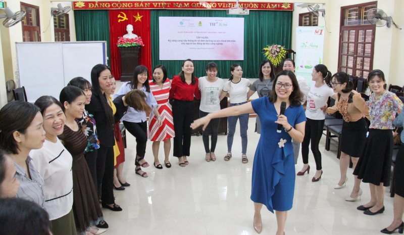 Hoạt động sôi nổi của các cán bộ trong phần tập huấn về sức khỏe tinh thần