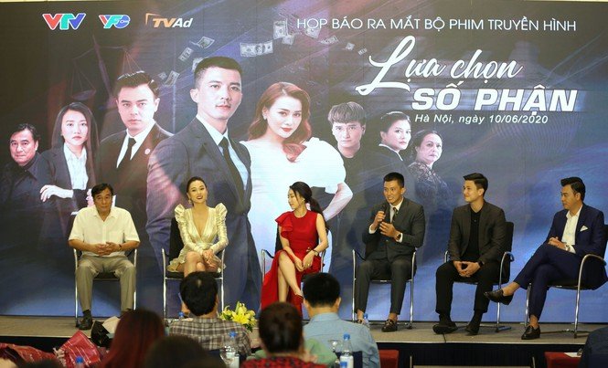 Dàn diễn viên Lựa chọn số phận trong buổi họp báo ra mắt bộ phim