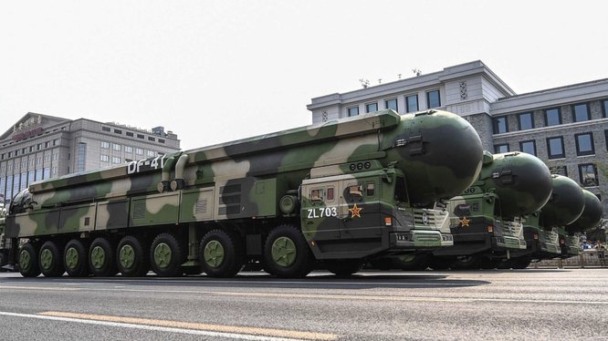 Tên lửa liên lục địa DF-41 của Trung Quốc. Theo ông Tiêu Công Tần, Trung Quốc có 600 đầu đạn hạt nhân, nhưng Mỹ có nhiều gấp 10 lần (Ảnh: Tân Hoa xã).