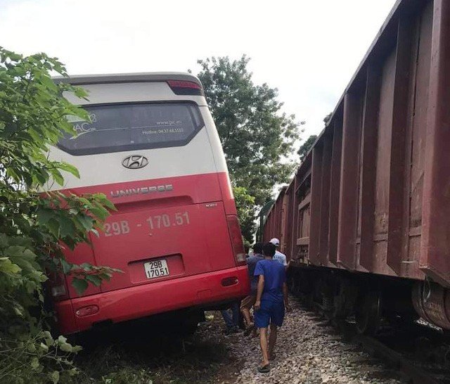  Xe chở học sinh bị kéo lê rồi văng ra.