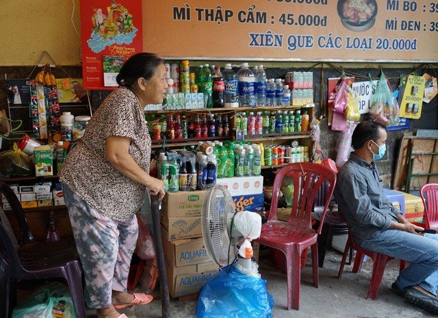  Bà Mai bị bệnh tim mạch và khớp, để đi lại bà phải chống gậy. Ảnh: Kim Vân