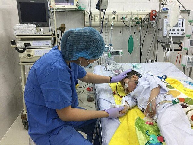  Bệnh nhi trong phòng điều trị sau ca ghép phổi. Ảnh: Bác sĩ cung cấp