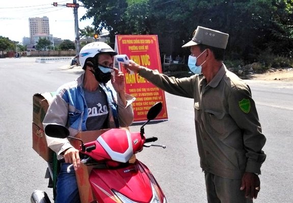 Kiểm soát người ra vào tại các chốt phòng, chống dịch COVID-19 trên địa bàn phường Khuê Mỹ (quận Ngũ Hành Sơn, TP Đà Nẵng