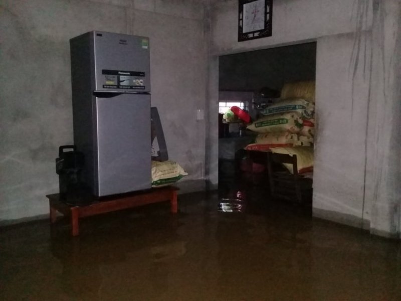 Người dân thôn Xuân Tùy, xã Quảng Phú, huyện Quảng Điền kê đồ đạc lên cao. Từ khi xây nhà vào năm 2005, đây là lần đầu tiên nước lũ vào nhà ông Nguyễn Củng.
