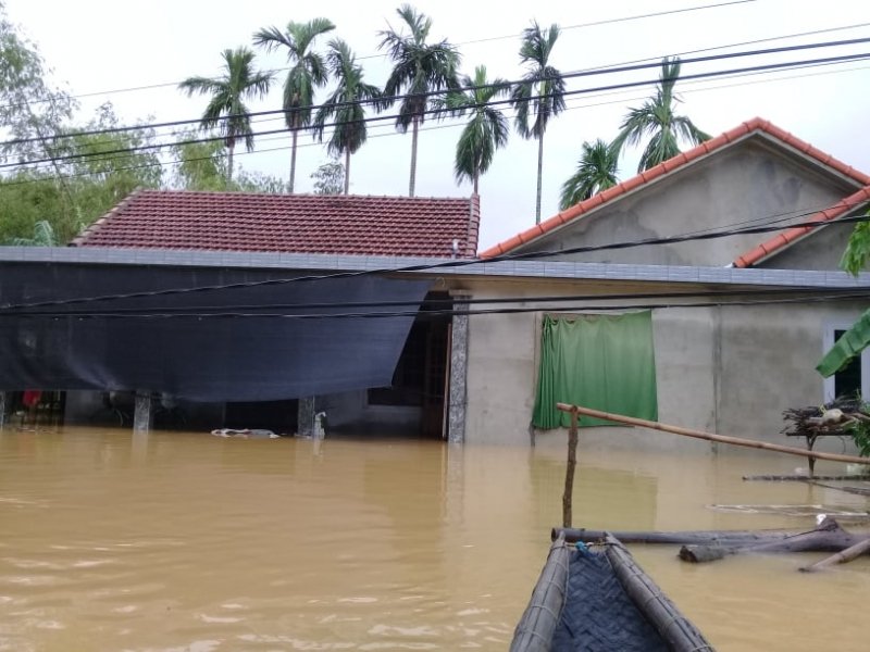 Thuộc diện những ngôi nhà cao ráo trong làng, nhà ông Củng ngập trong nước khoảng 35cm.