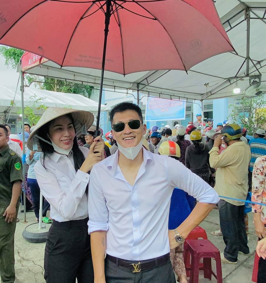  Hình ảnh vợ chồng Thủy Tiên - Công Vinh làm từ thiện. Ảnh: FB