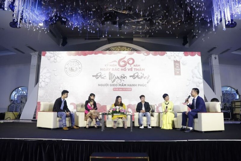 Giao lưu giữa bác sĩ Trọng với hai cặp vợ chồng - những người đã tìm thấy niềm vui làm cha mẹ sau khi được bác sĩ khám chữa.