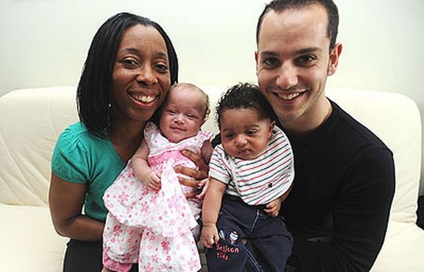 Orlando (da nâu, tóc xoăn) và Natalia Balasco (tóc vàng, da trắng). Ảnh: Daily Mail.