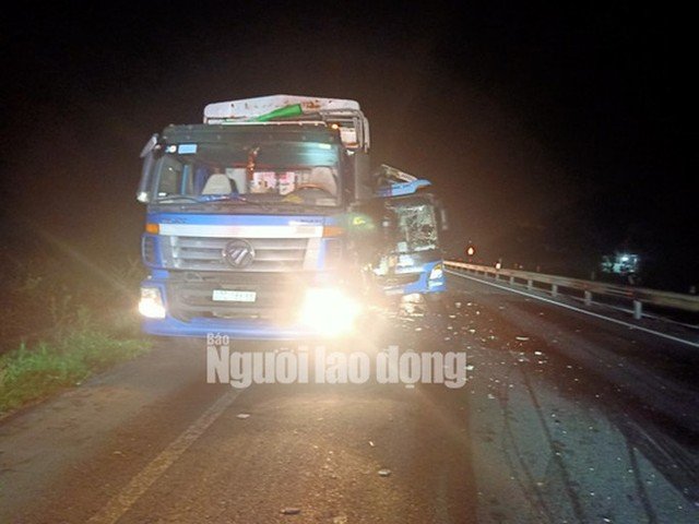  Chiếc xe khác đã tông vào đuôi xe tải