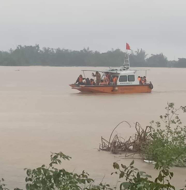  Lực lượng chức năng dùng cano đưa người dân đến nơi tránh trú