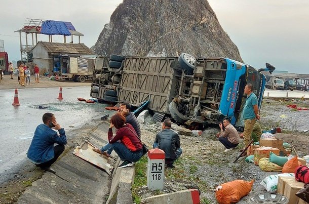 Vụ tai nạn làm 2 người tử vong tại chỗ, 10 người bị thương.