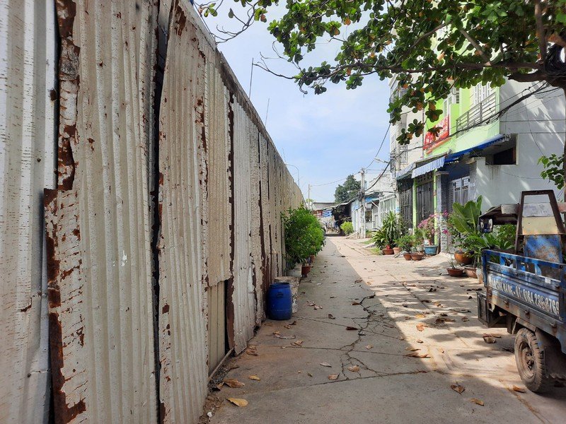   Một phần tường bao khu đất (bên trái). Ảnh: PV