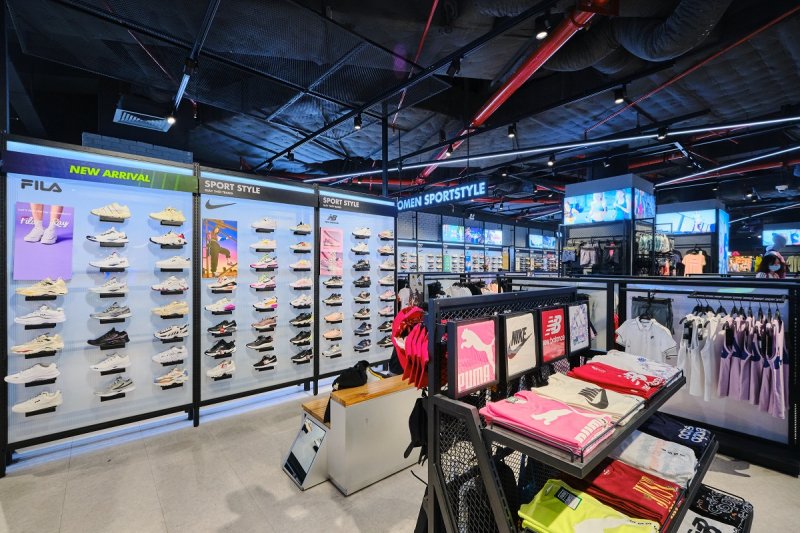 SuperSports là nơi hội tụ nhiều thương hiệu thể thao quốc tế: Under Armour, Mizuno, New Balance, Nike, Adidas…