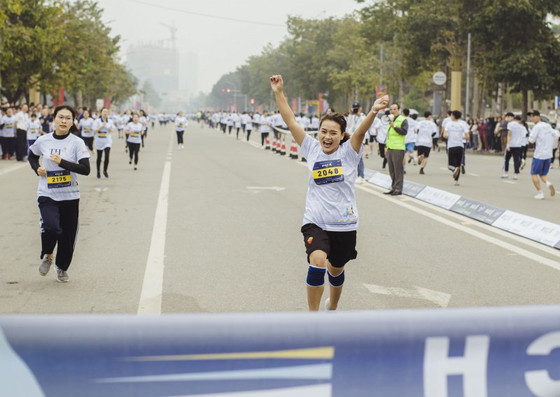 Lương Thị Hương, giải Nhất cự li 1,5km dành cho nữ sinh viên khiến khán giả bất ngờ vì vẫn giữ nụ cười rạng rỡ khi về đến đích. Dường như cự li này khá dễ dàng với cô sinh viên lớp 60B Luật kinh tế, Đại học Vinh.