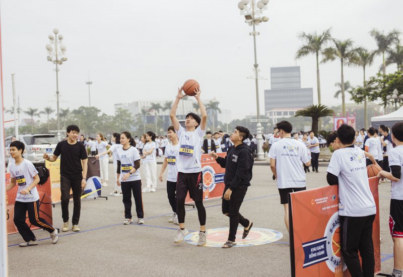 Khu trải nghiệm thể thao học đường thu hút các em học sinh và khán giả.
