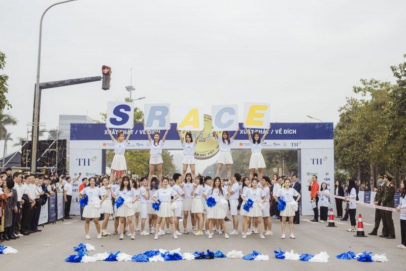 Tiết mục Cheerleading trẻ trung khuấy động chương trình, cổ vũ cho các vận động viên tham gia giải chạy.