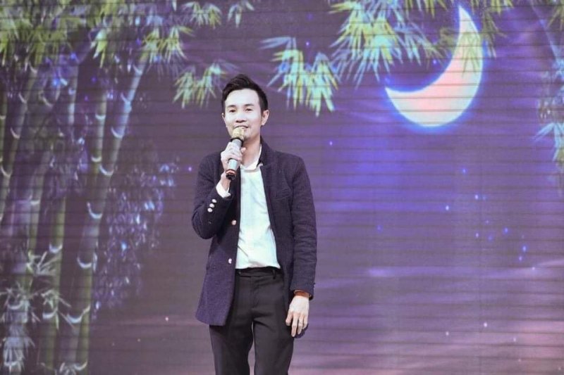 Chiến Trần - Quản trị viên của diễn đàn yêu hoa, cùng những người bạn trong nhóm tạo nên sự thành công của gala 