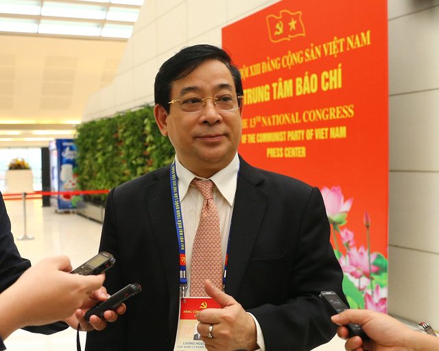  PGS.TS Lương Ngọc Khuê, Cục trưởng Cục Quản lý Khám, chữa bệnh, Bộ Y tế trả lời báo chí bên lề Đại hội Đảng XIII. Ảnh: Cao Tuân