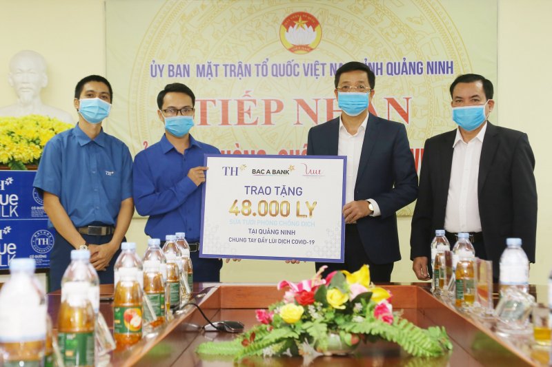 Ngày cuối cùng của tháng 1, những chuyến hàng mang theo những ly sữa, nước trái cây tặng lực lượng chống dịch và người dân khu cách ly đã đến nơi.