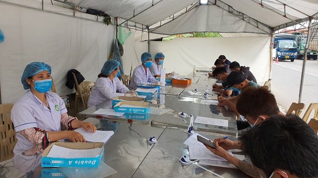  Duy trì kiểm soát các phương tiện chở người, phương tiện vận chuyển hành khách, phương tiện thô sơ chở hàng hóa, người đi bộ.