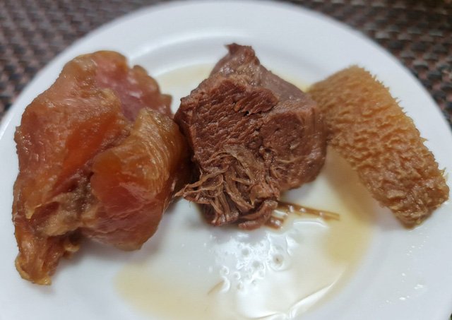  3 loại sản phẩm từ trâu gồm thịt bắp, gân và lòng (chỉ lấy món khăn bàn và trăm lớp) dùng để kho với tương. Ảnh: Việt Tường.
