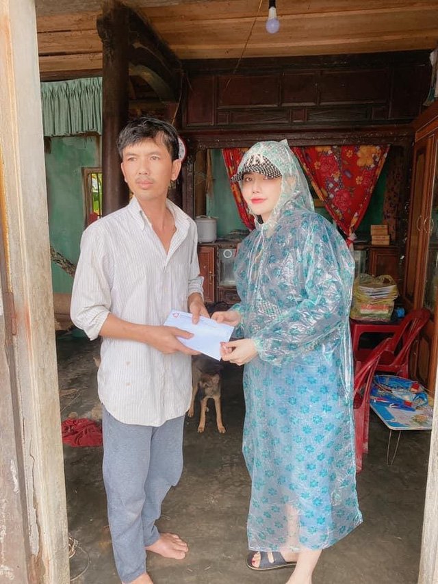  Cô đi từ thiện, giúp đỡ bà con miền Trung chịu ảnh hưởng của lũ lụt. Ảnh: FBNV.