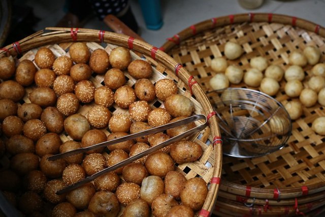  Bánh ngọt và bánh mặn vừa được vớt ra từ chảo dầu nóng, thơm phức mùi vừng.