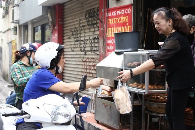  Quán tập nập người mua bất kể thời gian nào trong ngày.