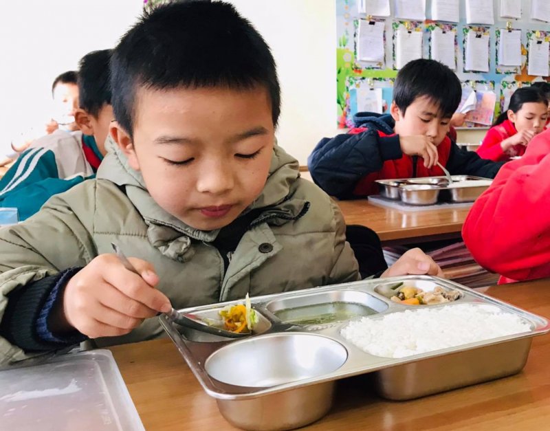 Bữa ăn trưa bán trú tại trường tiểu học Tô Múa (Vân Hồ, Sơn La) theo Mô hình điểm Bữa ăn học đường đang được Bộ Giáo dục và Đào tạo triển khai tại 10 tỉnh thành trên cả nước, với sự đồng hành của Tập đoàn TH.