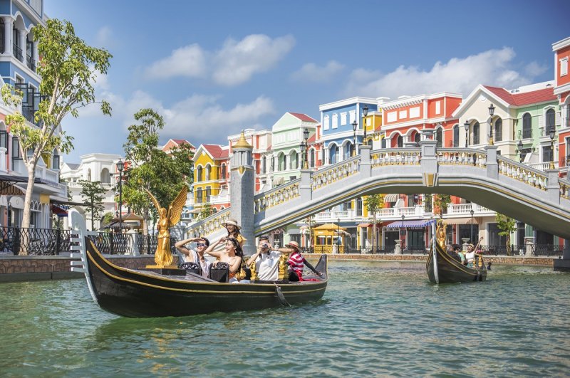 Không gian lễ hội tiệc tùng sôi động không ngừng nghỉ 24 giờ mỗi ngày trong năm.