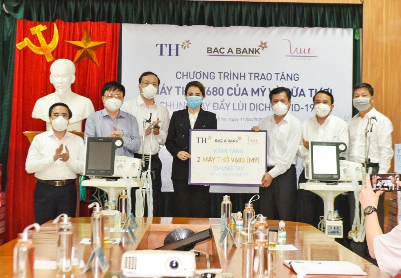 Tháng 4/2020, Tập đoàn TH trao tặng Nghệ An 2 máy thở, góp sức vào cuộc chiến chống dịch Covid-19.