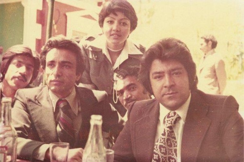 Cách đây hơn nửa thế kỷ, phụ nữ ở Afghanistan có thể theo đuổi nghề y. Phụ nữ và đàn ông có thể tới rạp chiếu phim cùng nhau hay gặp nhau ở trường đại học. Chính phủ Afghanistan vào thời điểm đó cũng thúc đẩy nhiều dự án lớn nhằm cải thiện các cơ sở hạ tầng quốc gia. Chẳng hạn, ngành cầu đường và xây dựng các nhà máy điện lớn đã phát triển mạnh. Mọi người đều tin rằng giáo dục sẽ đưa một đứa trẻ tới một tương lai tươi sáng. Một cửa hàng băng đĩa ở Kabul năm 1960. Một dàn hợp xướng ở Afghanistan. Sân bay Kandahar hiện đại được xây dựng vào năm 1960. Các tiếp viên hàng không của Afghanistan. Kabul xinh đẹp và yên bình. Thành phố Kabul hiện đại của năm 1960. Đường phố Kabul cách đây hơn nửa thế kỷ. Các du khách nước ngoài tại một điểm cắm trại ở Vườn Quốc gia Band-e-Amir. Một con đường ở Afghanistan. Các bà mẹ và những đứa trẻ ở một sân chơi dành cho trẻ em tại Afghanistan Sinh viên Đại học Kabul năm 1960. Các cô gái đến trường học. Những người phụ nữ Afghanistan xuống đường biểu tình năm 1980. Một lớp học dành cho phụ nữ năm 1980. Một lớp học ở Kabul năm 1960. Một người phụ nữ Afghanistan đang làm việc. Khoa Sinh học, Đại học Kabul ở Afghanistan. Nhà thiết kế Safia Tarzi tại một studio của ông ở Kabul năm 1969. Thời trang của Afghanistan từng có ảnh hưởng với thế giới vào cuối những năm 1960. Những người phụ nữ Afghanistan cách đây hơn nửa thế kỷ. Năm 1969, tạp chí thời trang Vogue đã xuất bản một bài báo mang tên 'Cuộc phiêu lưu ở Afghanistan' nói về những buổi trình diễn thời trang ở Kabul và sự thanh lịch của thành phố này. Còn đây là hình ảnh quen thuộc về phụ nữ Afghanistan mà chúng ta thấy ngày nay./.
