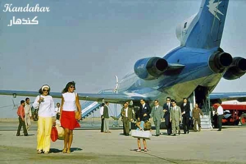 Chính phủ Afghanistan vào thời điểm đó cũng thúc đẩy nhiều dự án lớn nhằm cải thiện các cơ sở hạ tầng quốc gia. Chẳng hạn, ngành cầu đường và xây dựng các nhà máy điện lớn đã phát triển mạnh. Mọi người đều tin rằng giáo dục sẽ đưa một đứa trẻ tới một tương lai tươi sáng.