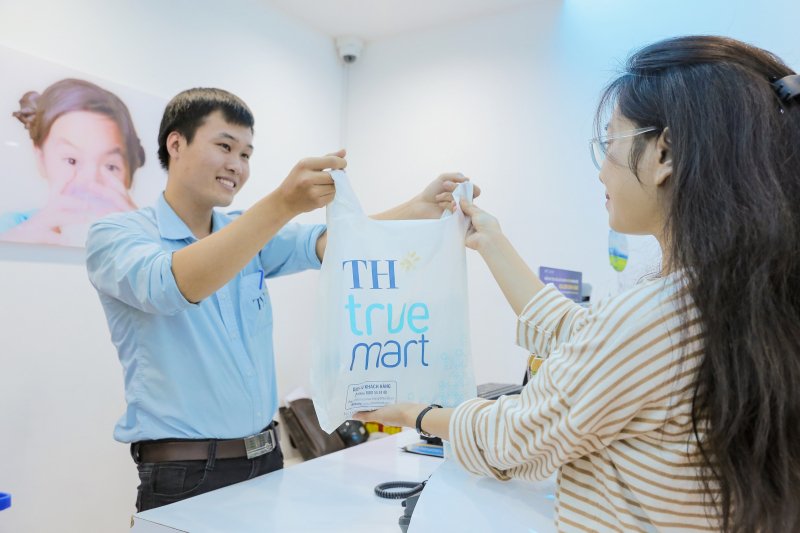 Túi nhựa sinh học được sử dụng tại hệ thống gần 300 cửa hàng TH true mart như một giải pháp xanh giảm thiểu rác thải nhựa dùng một lần mà TH đã thực hiện từ nhiều năm qua