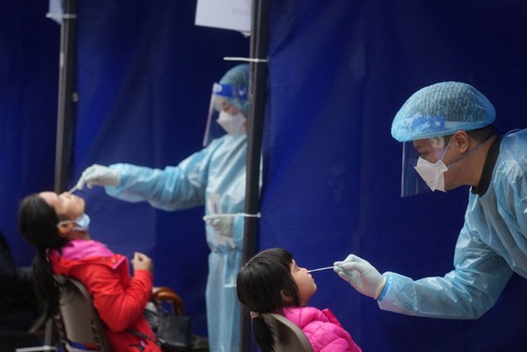  Một điểm xét nghiệm COVID-19 tại Hong Kong, Trung Quốc. Ảnh: Reuters