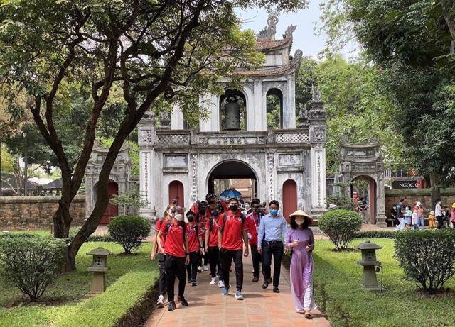  Đoàn vận động viên Thái Lan tham dự SEA Games 31 thăm quan Văn Miếu