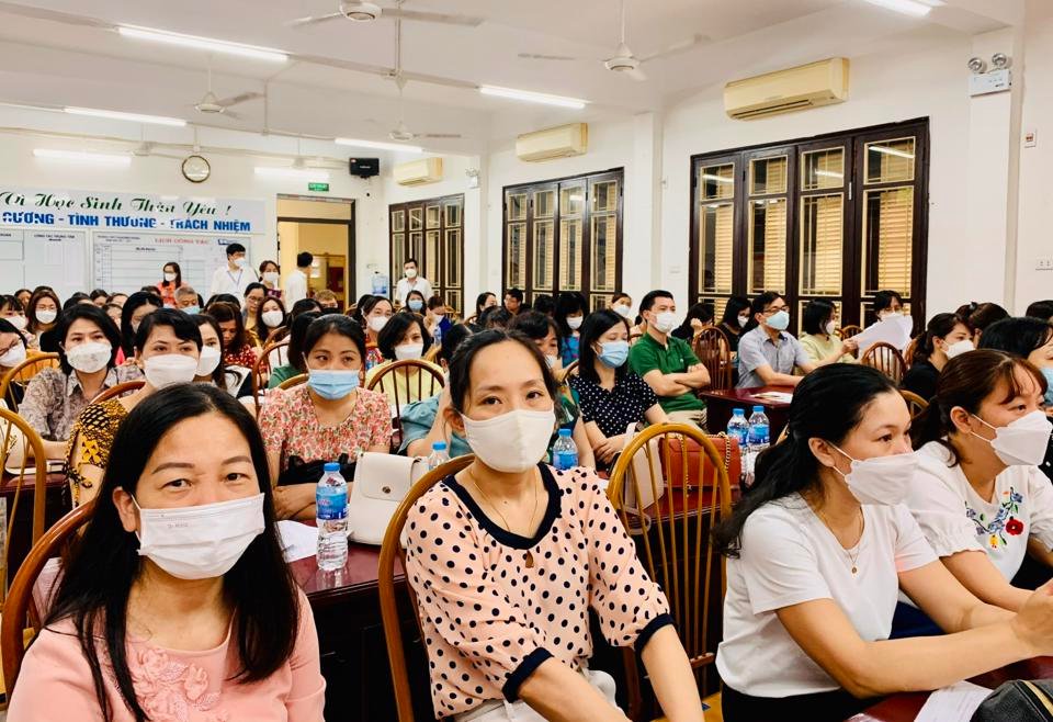  7g30 sáng nay, các điểm thi tiến hành họp, phổ biến Quy chế cho toàn thể lãnh đạo, cán bộ coi thi, cán bộ giám sát, nhân viên phục vụ tại điểm thi