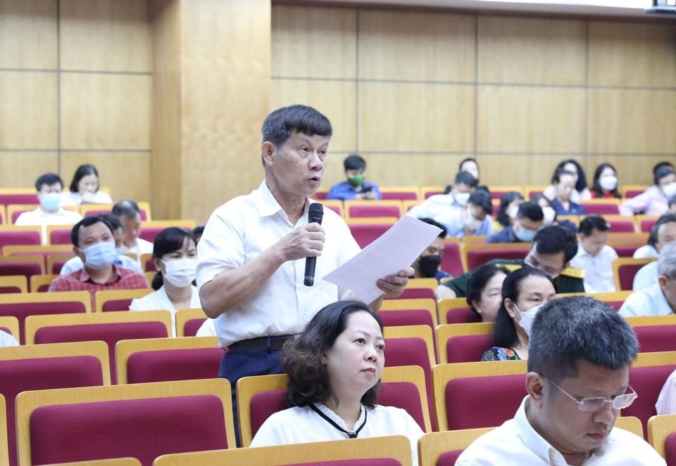  Cử tri phát biểu tại buổi tiếp xúc