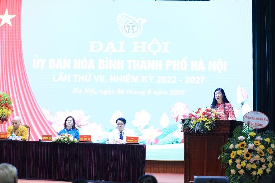  Chủ tịch Liên hiệp các tổ chức hữu nghị TP Hà Nội Nguyễn Lan Hương phát biểu tại Đại hội. 