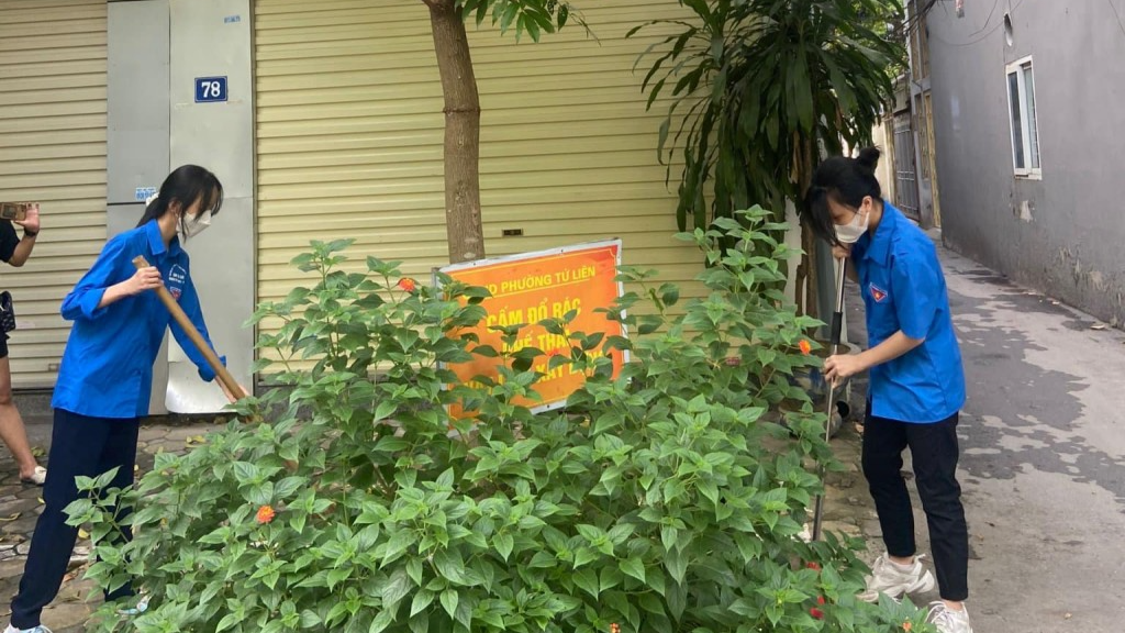 Các bạn trẻ vệ sinh môi trường 