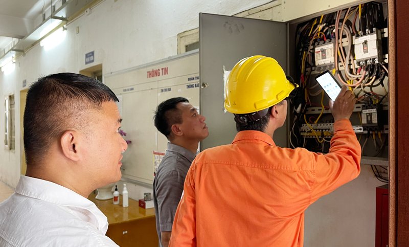  Ban Chỉ đạo thi tốt nghiệp trung học phổ thông quận Ba Đình kiểm tra hệ thống điện tại một điểm thi.