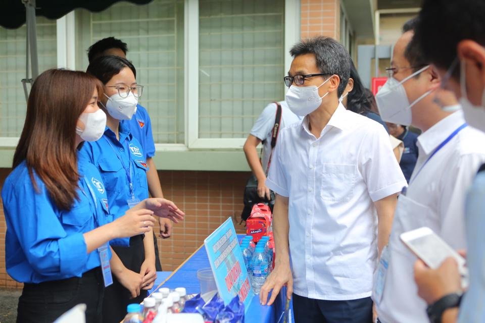  Phó Thủ tướng Vũ Đức Đam trò chuyện, động viên các sinh viên tham gia chương trình “Tiếp sức mùa thi”