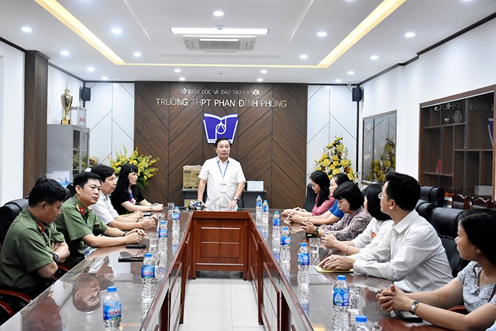  Phó Chủ tịch UBND TP Chử Xuân Dũng làm việc với điểm thi Trường THPT Phan Đình Phùng