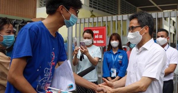  Phó Thủ tướng Vũ Đức Đam động viên thí sinh.
