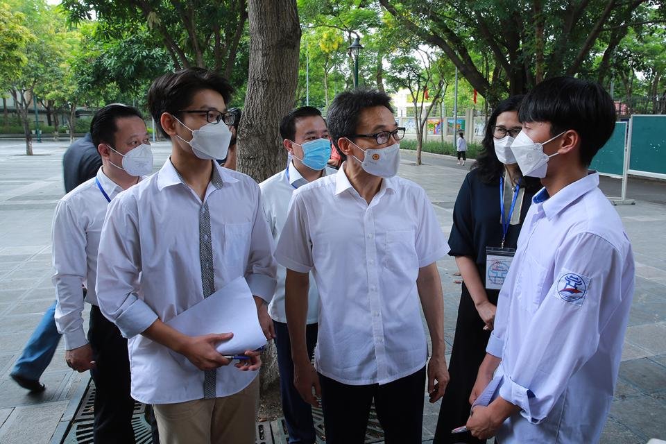  Phó Thủ tướng mong muốn các em tiếp tục hoàn thành thuận lợi các môn thi tiếp theo đạt kết quả tốt 