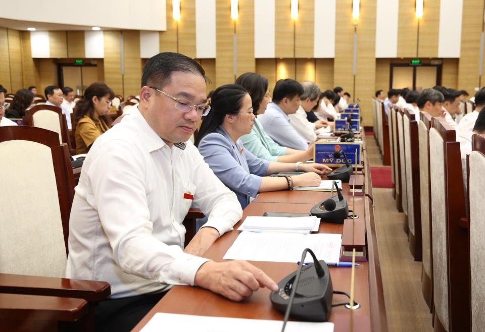 Các đại biểu tham dự Kỳ họp bấm nút thông qua Nghị quyết.