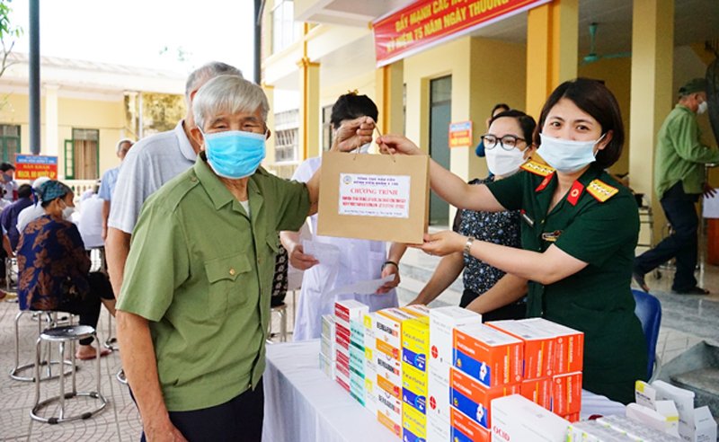 Bệnh viện Bỏng phát thuốc miễn phí cho nhiều người có công trên địa bàn Hà Nội dịp kỷ niệm 75 năm Ngày Thương binh - Liệt sĩ.
