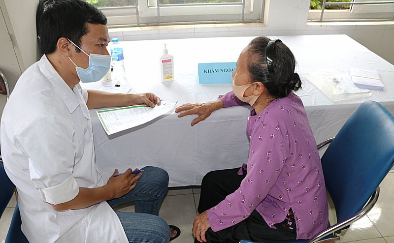  Bác sĩ Bệnh viện Bệnh nhiệt đới trung ương tư vấn chăm sóc sức khỏe cho người có công ở xã Đông Hội (huyện Đông Anh).